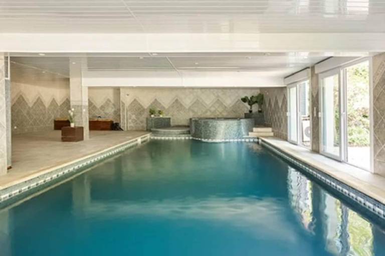 Family-friendly vacation home with jacuzzi, pool & yard | Perfect for remote work | Pet-friendly in Meaux