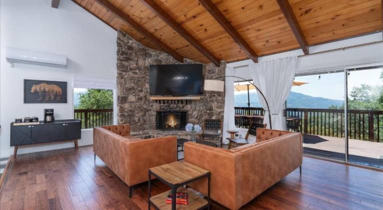 Vacation home with jacuzzi — photo 2