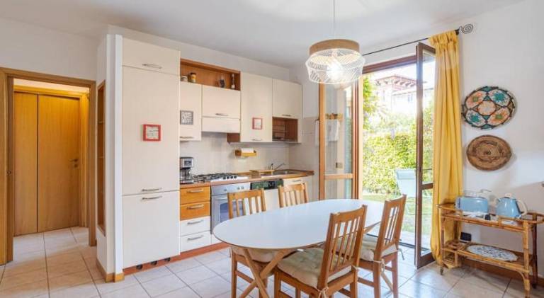 Holiday apartment with yard — photo 4