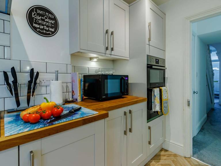 Fully equipped charming cottage with yard & BBQ | Pets are welcome — photo 2