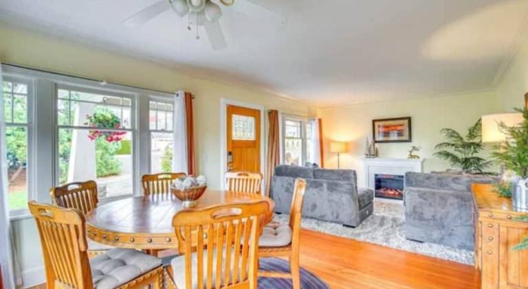 Vacation home with 5 rooms for 11 persons in Fife, WA