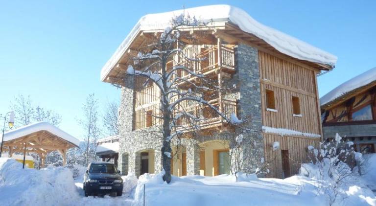 Chalet with hot tub, terrace & yard in Bourg-Saint-Maurice