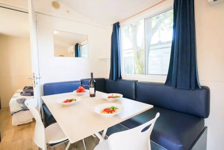 Mobile home with garden & patio — photo 4