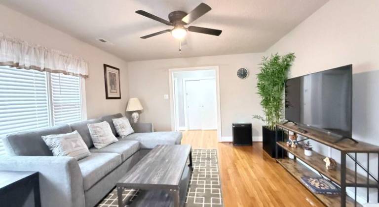 House with 1 room for 8 persons in Richmond, BC