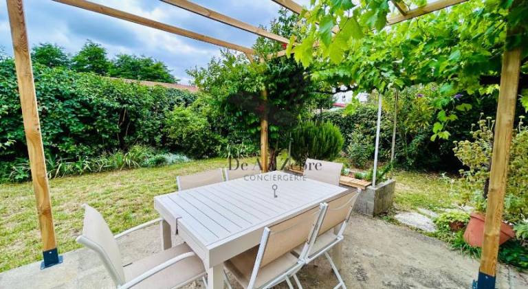 Fully equipped house with grill, patio & yard | Pet-friendly in Saintes