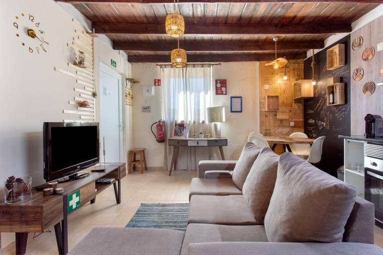 Romantic Getaway with Private Pool, Jacuzzi, and Sunset Views in Leiria