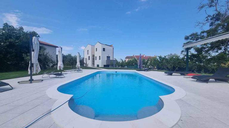 Fully equipped charming rental apartment with patio, pool & yard | Dogs allowed in Omisalj