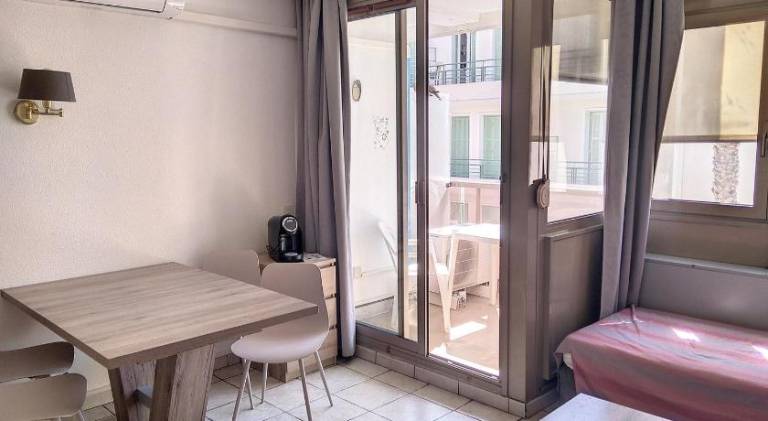 Holiday apartment with terrace & yard — photo 2