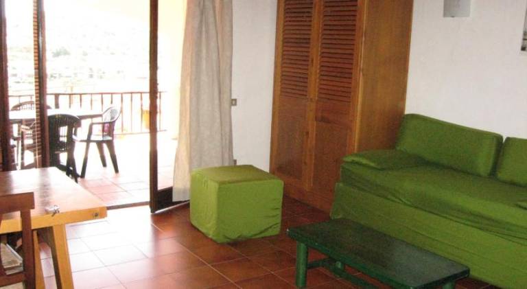 Serviced apartment with terrace & yard — photo 2