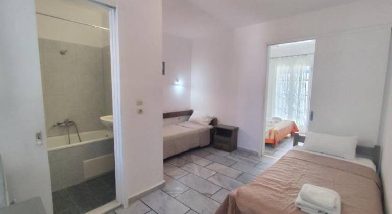 Serviced apartment with yard & patio | Beach nearby | Pet-friendly — photo 2