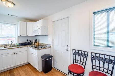 Modern 2BR Ocean Block Apt Walk to the Beach — photo 4
