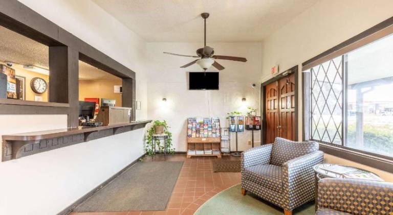 Rodeway Inn & Suites I-94 Kenosha — photo 2
