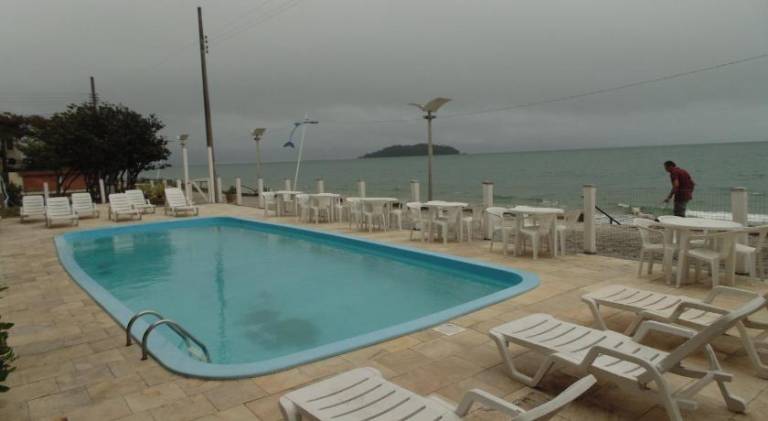 Serviced apartment with pool, patio & BBQ — photo 3
