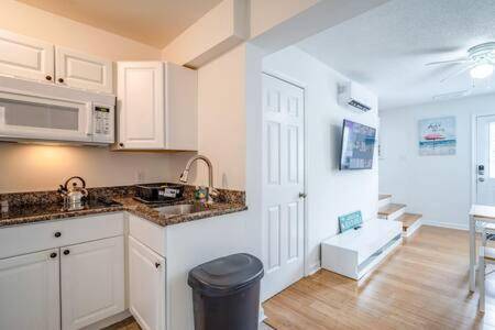 Modern 3-BR Ocean Block Apt Walk to the Beach — photo 4