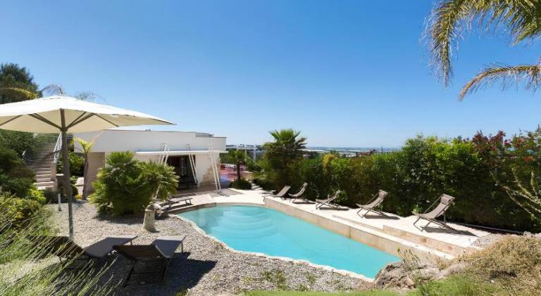 Rental apartment with garden, pool & terrace | Pets are welcome in Conversano