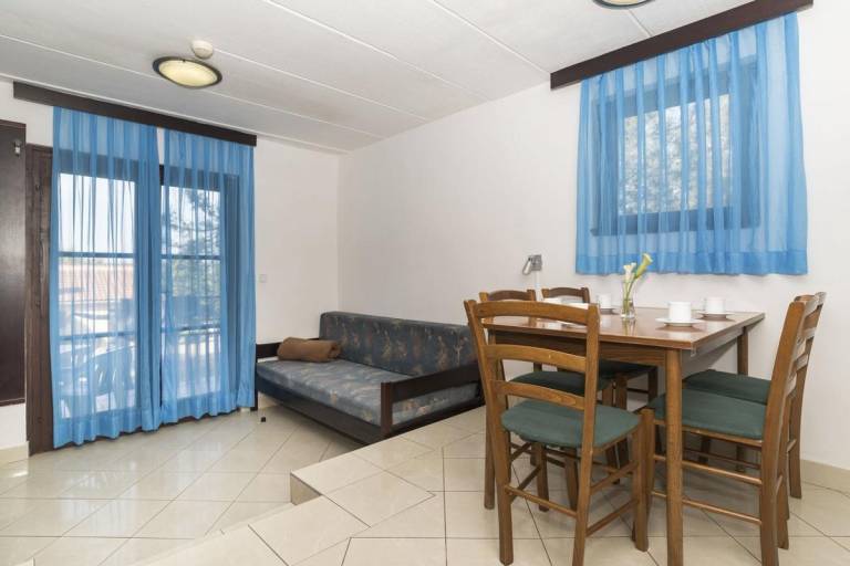 Apartment with patio — photo 3