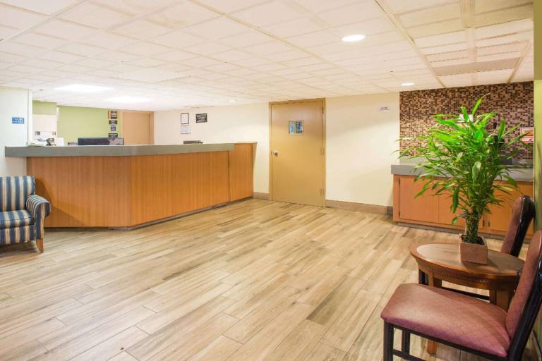 Super 8 By Wyndham Myrtle Beach - Market Common Area — photo 4