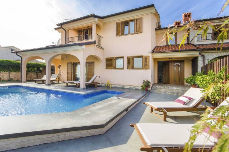 Villa with patio, garden & barbeque | Pool view — photo 2