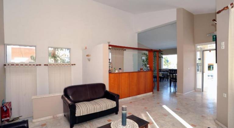 Serviced apartment with garden, pool & terrace — photo 4