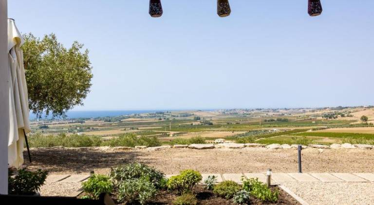 Vacation home with garden, terrace & grill — photo 4