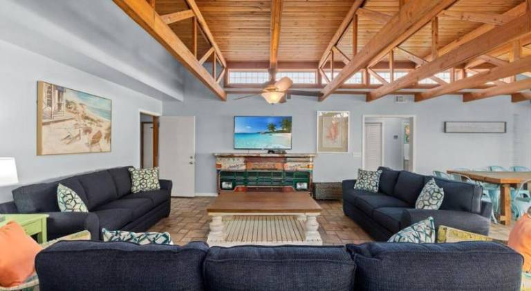 Vacation home with pool | Good for workation | Pet-friendly — photo 2