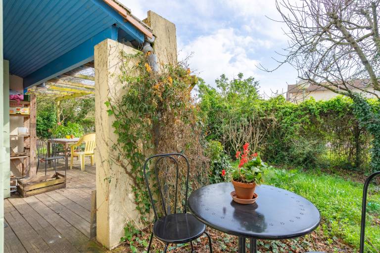 B&B with yard, fast internet & terrace | Garden view in Royan