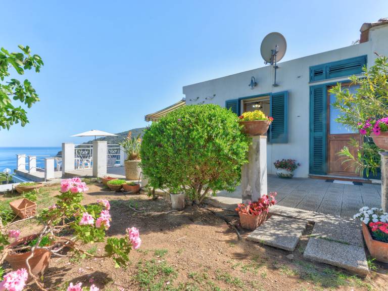 Vacation home with barbecue, patio & garden | Sea view — photo 4