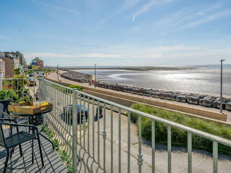 Cottage with grill & yard | Water view in Morecambe
