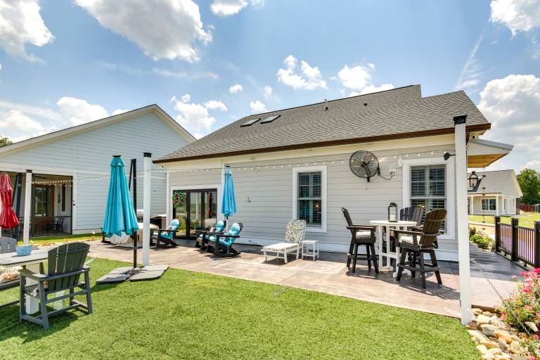 Greenwood Getaway w/ Furnished Patio & Lake View — photo 2