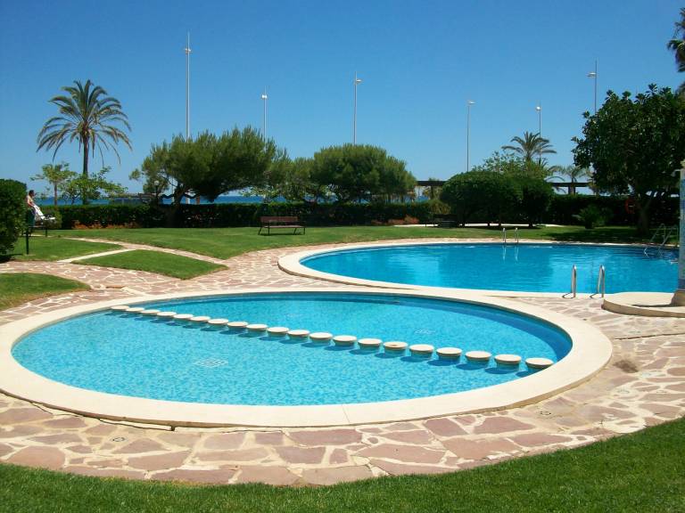 Holiday apartment with pool, yard & terrace — photo 2
