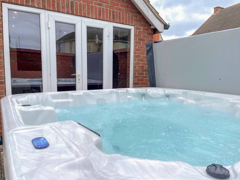 Cottage with jacuzzi & garden — photo 2