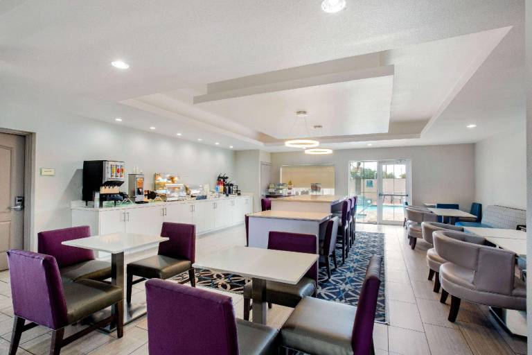 La Quinta Inn & Suites by Wyndham Mission at West McAllen — photo 5