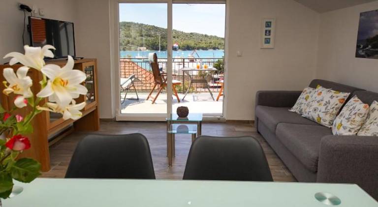 Holiday apartment with grill, terrace & yard — photo 2