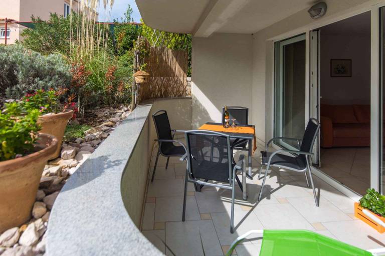 Holiday apartment with yard | Beach nearby | Dogs allowed in Baska