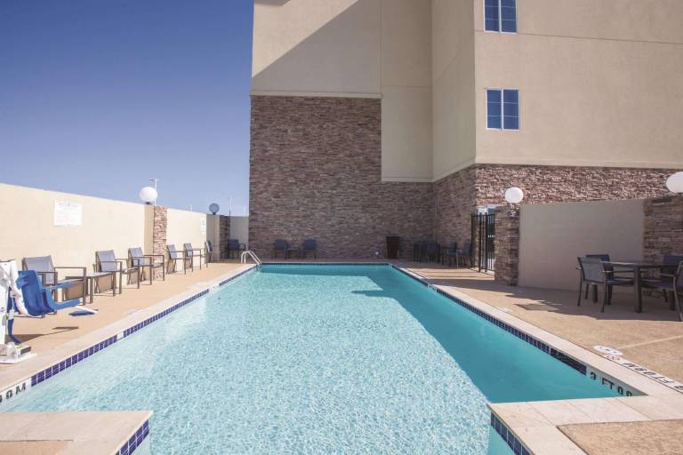 La Quinta Inn & Suites by Wyndham Kingsville — photo 3
