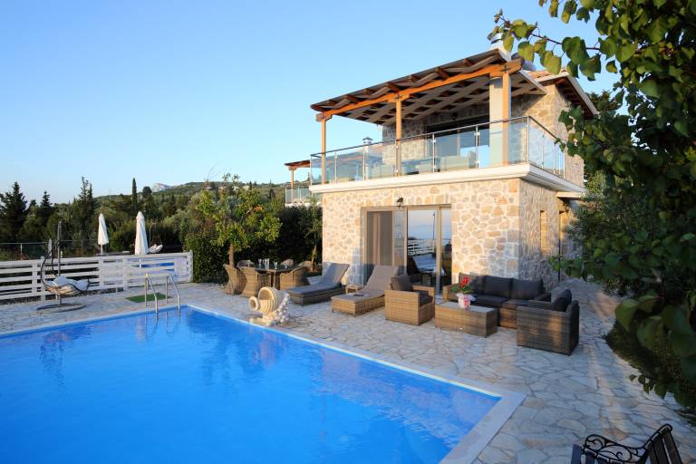 Children-friendly charming villa with barbeque, yard & private pool | Mountain view | Pets allowed — photo 3