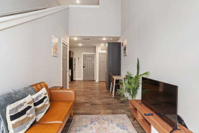 CozySuites Penrose On Mass with pool parking 1