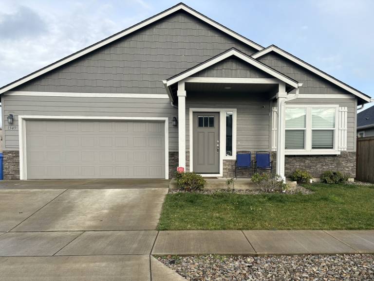 Children-friendly spacious vacation home with garden & private pool | Pets allowed in Eugene, OR