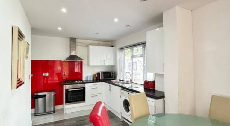 Charming bungalow with yard | Pets allowed — photo 4