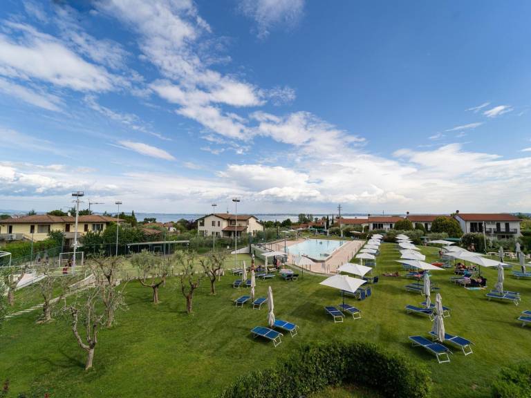 Rental apartment with yard, patio & pool in Manerba del Garda