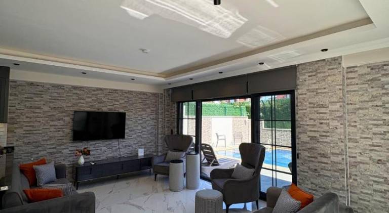 Villa with pool & jacuzzi — photo 2