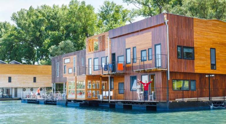 ArkaBarka 2- Floating Dream Rooms and Apartments in Belgrade