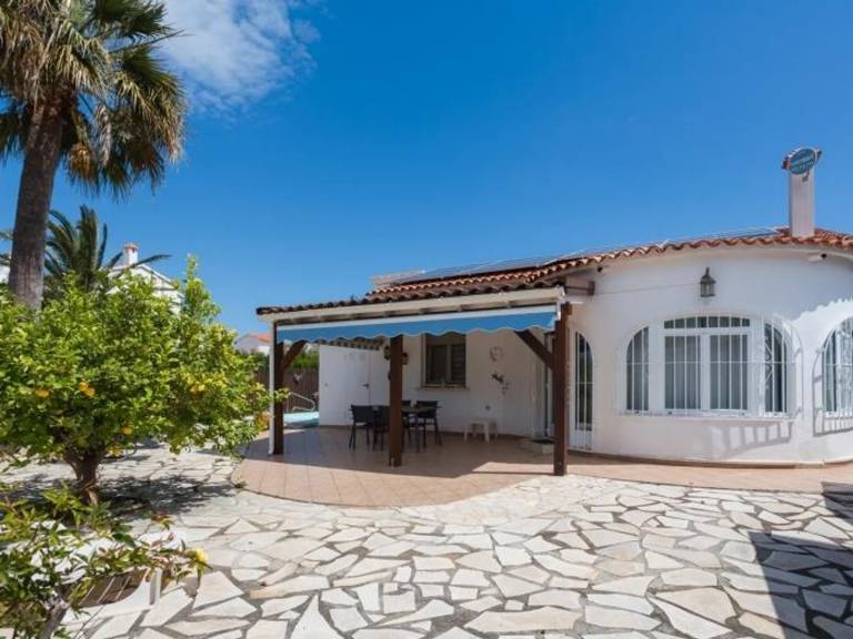 Fully equipped charming villa with private pool & garden | Beach nearby | Pets are welcome — photo 2