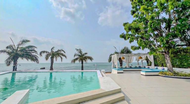 Holiday apartment with pool in Sattahip
