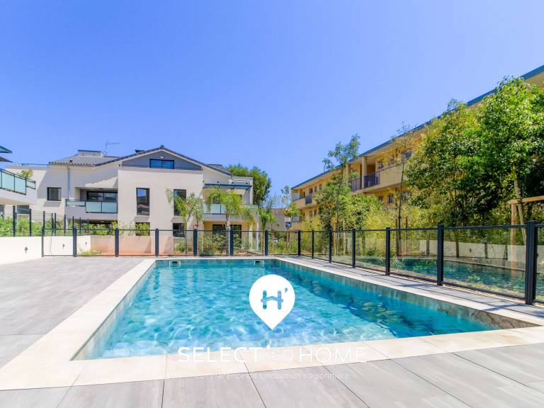 Rental apartment with pool in Bormes-Les-Mimosas