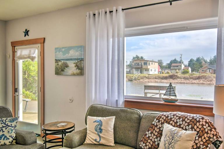 Waterfront Vacation Rental in Ocean Shores — photo 5