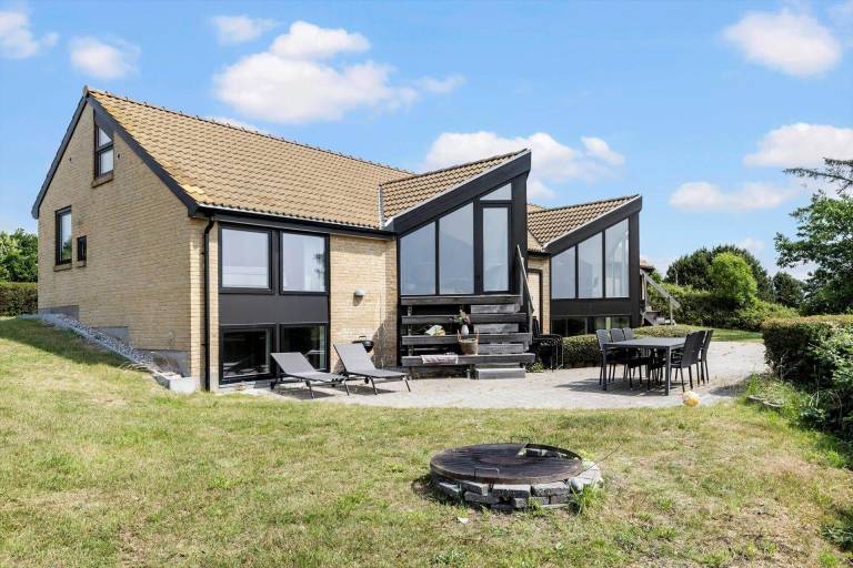 Family-oriented big vacation home with jacuzzi, barbeque & patio | Sea view | Pets allowed in Ebeltoft