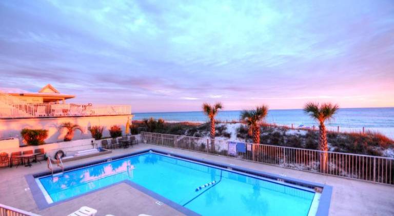 Rental apartment with jacuzzi, patio & grill — photo 3
