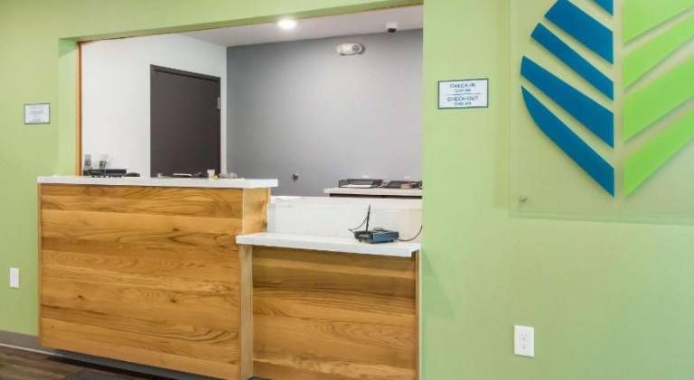 WoodSpring Suites Lake Jackson — photo 3