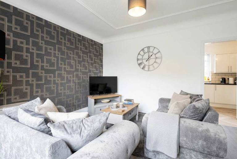 Spacious 3 Bedroom House w Garden in St Helens